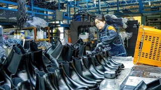 Shoe factory with a 50-year history. Handmade Chelsea Boots mass production process.