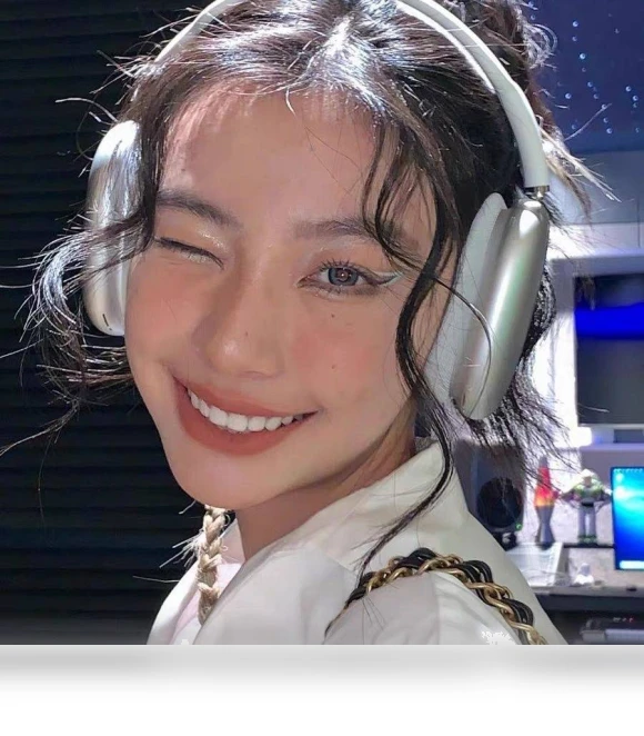 Head-mounted Bluetooth Headphones — Over-Ear Headphones